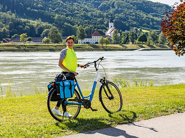Radlerin beim Pausieren an der Donau