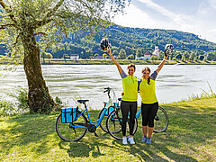 zwei gutgelaunte Radlerinnen an der Donau