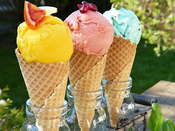 drei Eistüten mit Eis