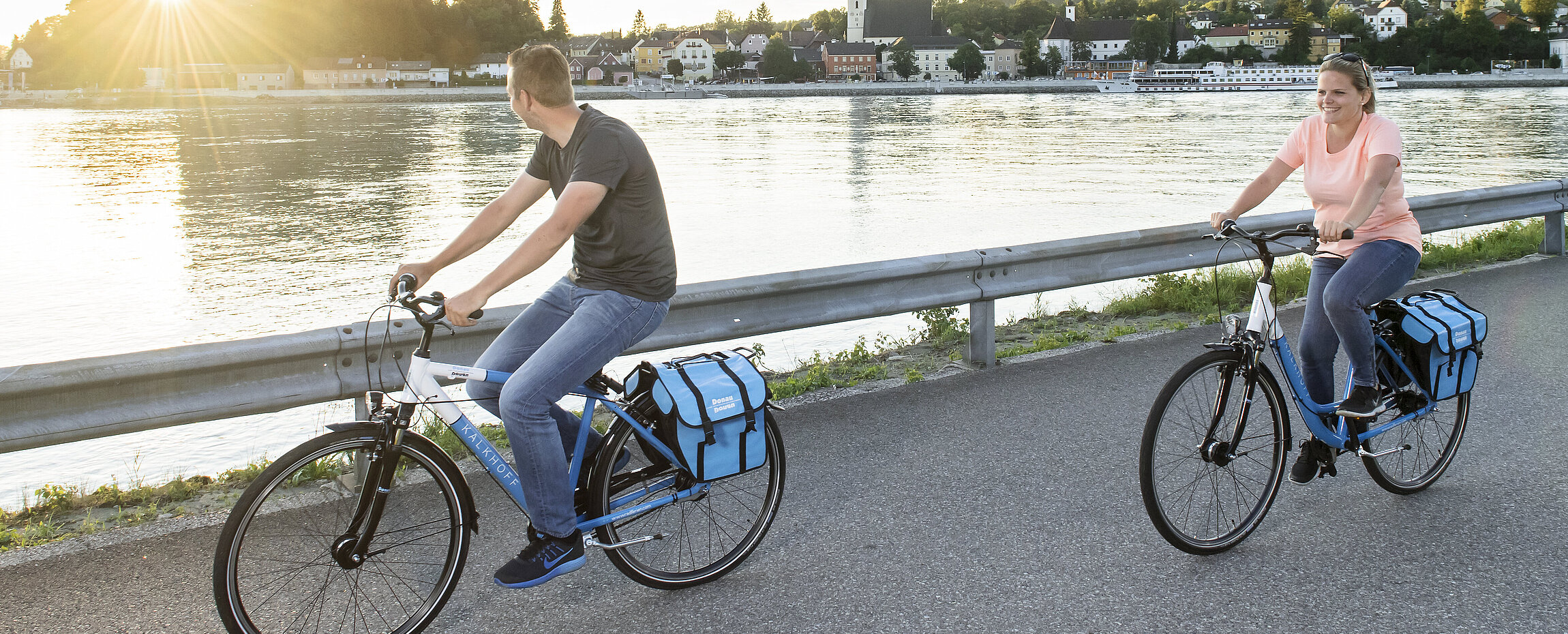Zwei Radler entlang der Donau