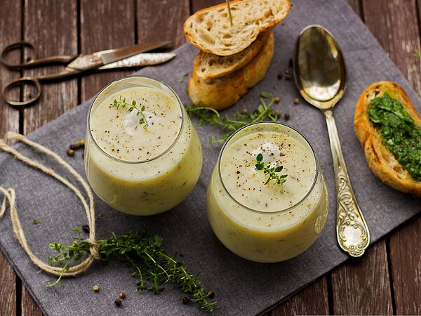 grüne Suppe auf einem schön verzierten Teller