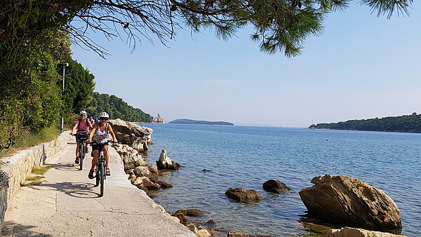 Radler am Meer entlang in Kroatien