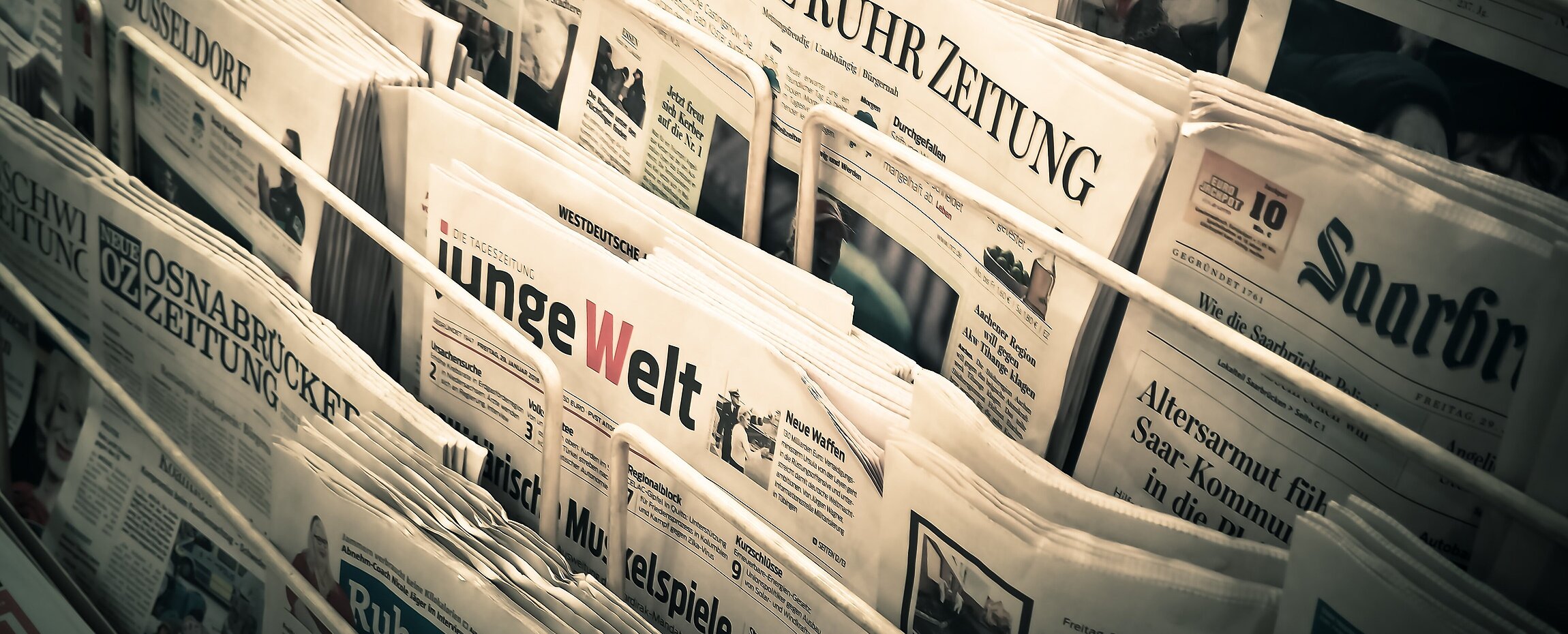 diverse Zeitungen aufgestellt im Zeitungsständer