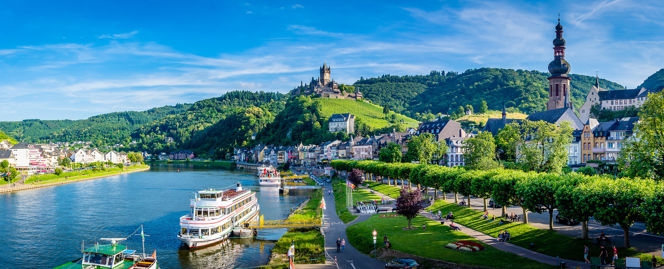 Blick auf die Mosel in Cochem mit Reichsburg im Hintergrund