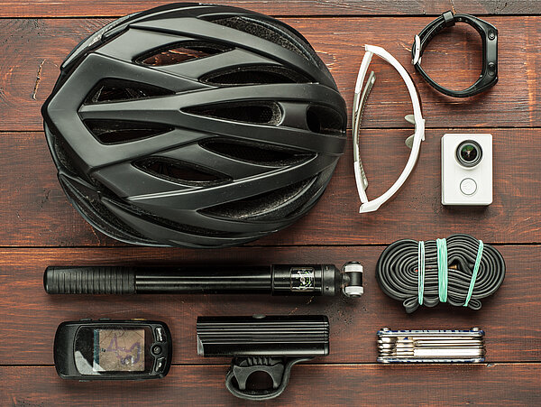 Helm, Fahrradpumpe, Sonnenbrillen, GPS und weitere wichtige Kleinigkeiten für die Radreise.