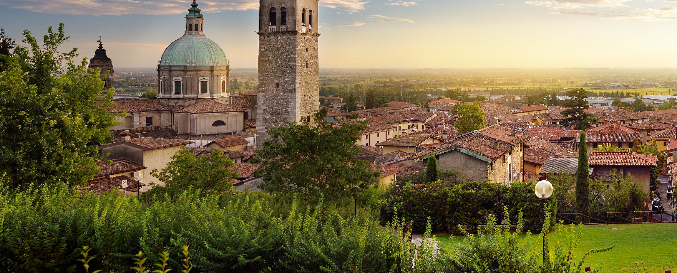 Brescia in Italien mit Blick auf die Basilica di San Giovanni und den Stadtturm.