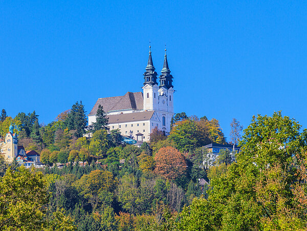Wallfahrtsbasilika am höchsten Punkt des Pöstlingbergs, umgeben von Bäumen