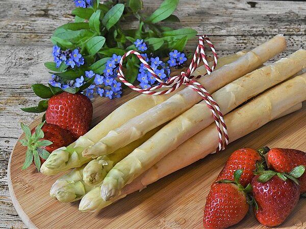 weißer Spargel auf einem Brett 