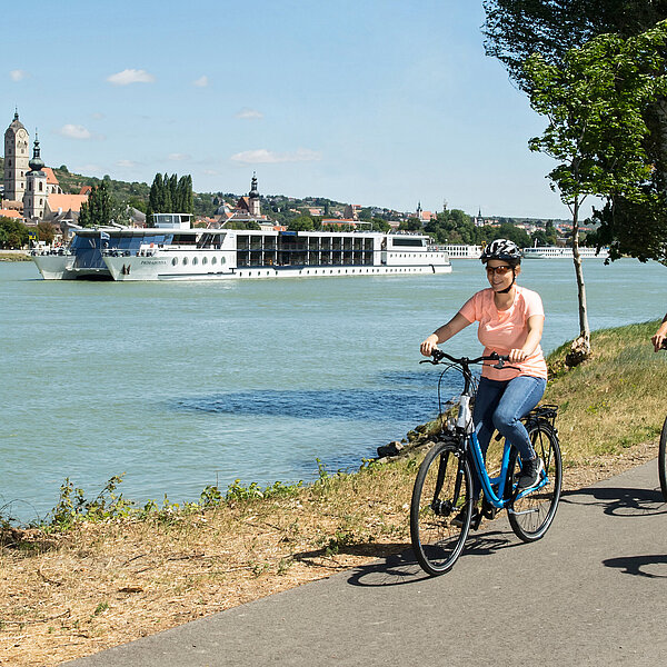 Unsere Kunden auf der Radkreuzfahrt Passau - Wien - Passau werden vom "schwimmenden" Hotel begleitet.