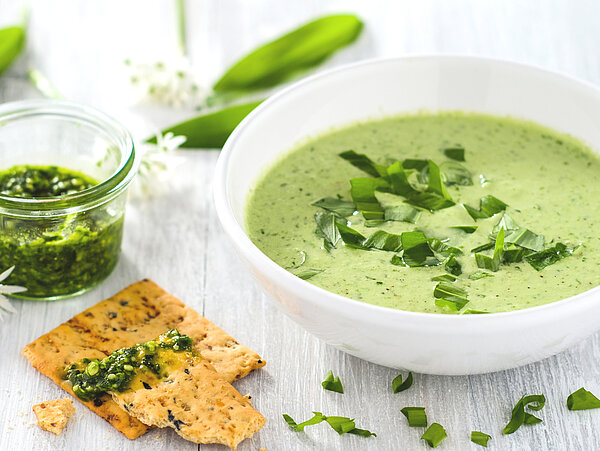 Bärlauchcremesuppe in einer weißen Schüssel