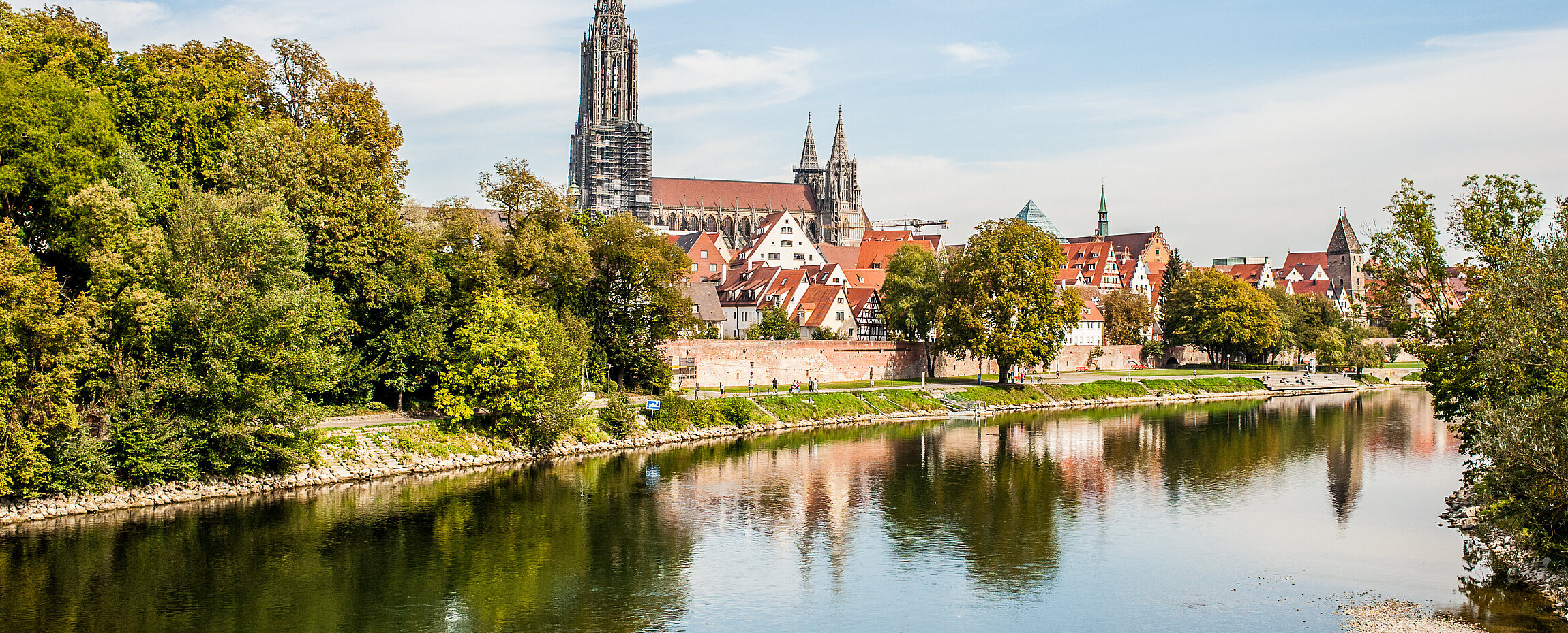 Blick auf das Ulmer Münster und die Donau.