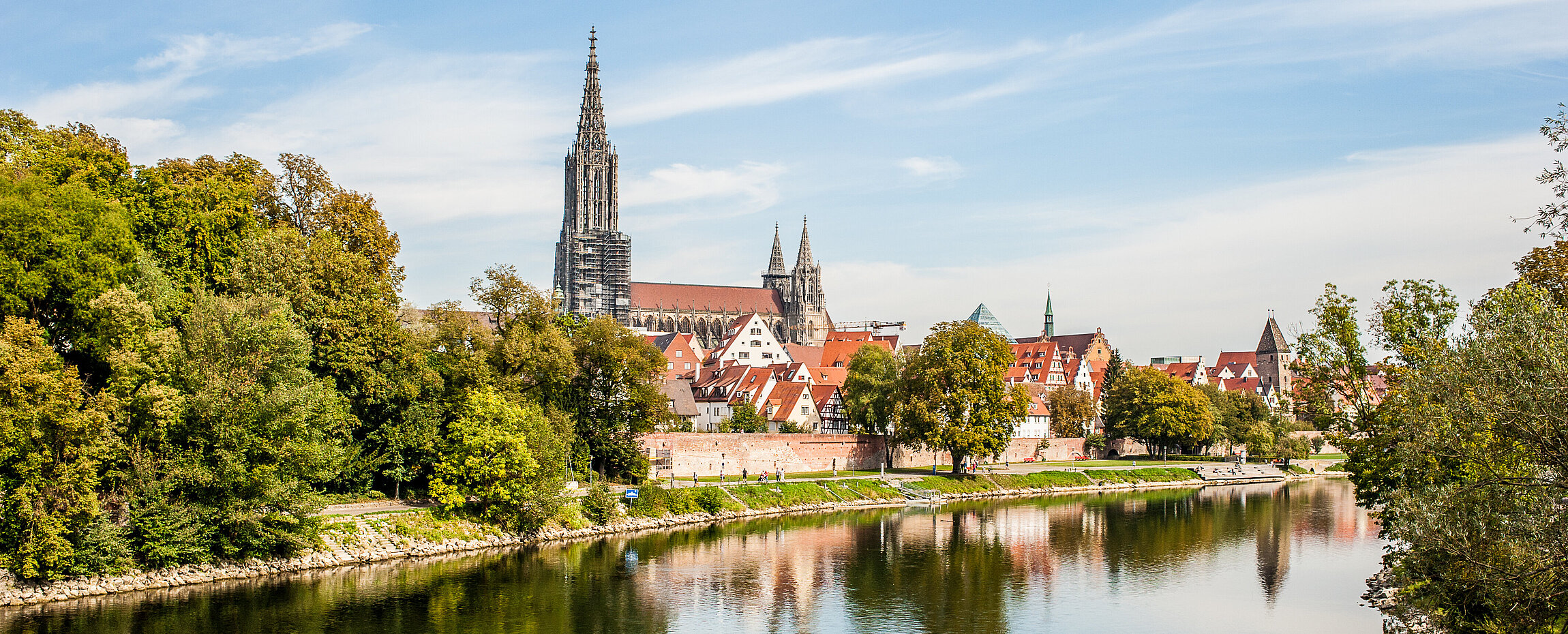 Blick auf das Ulmer Münster und die Donau.