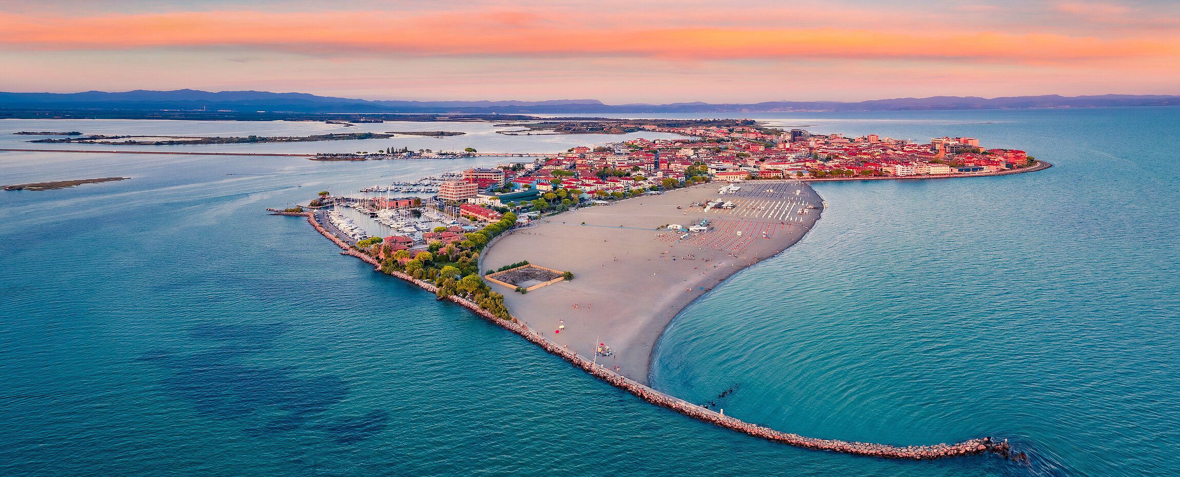 Blick von oben auf Sandstrand und Meer in Grado.