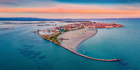 Blick von oben auf Sandstrand und Meer in Grado.
